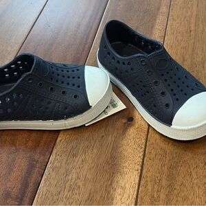 Capelli of New York Black and White Water Shoes